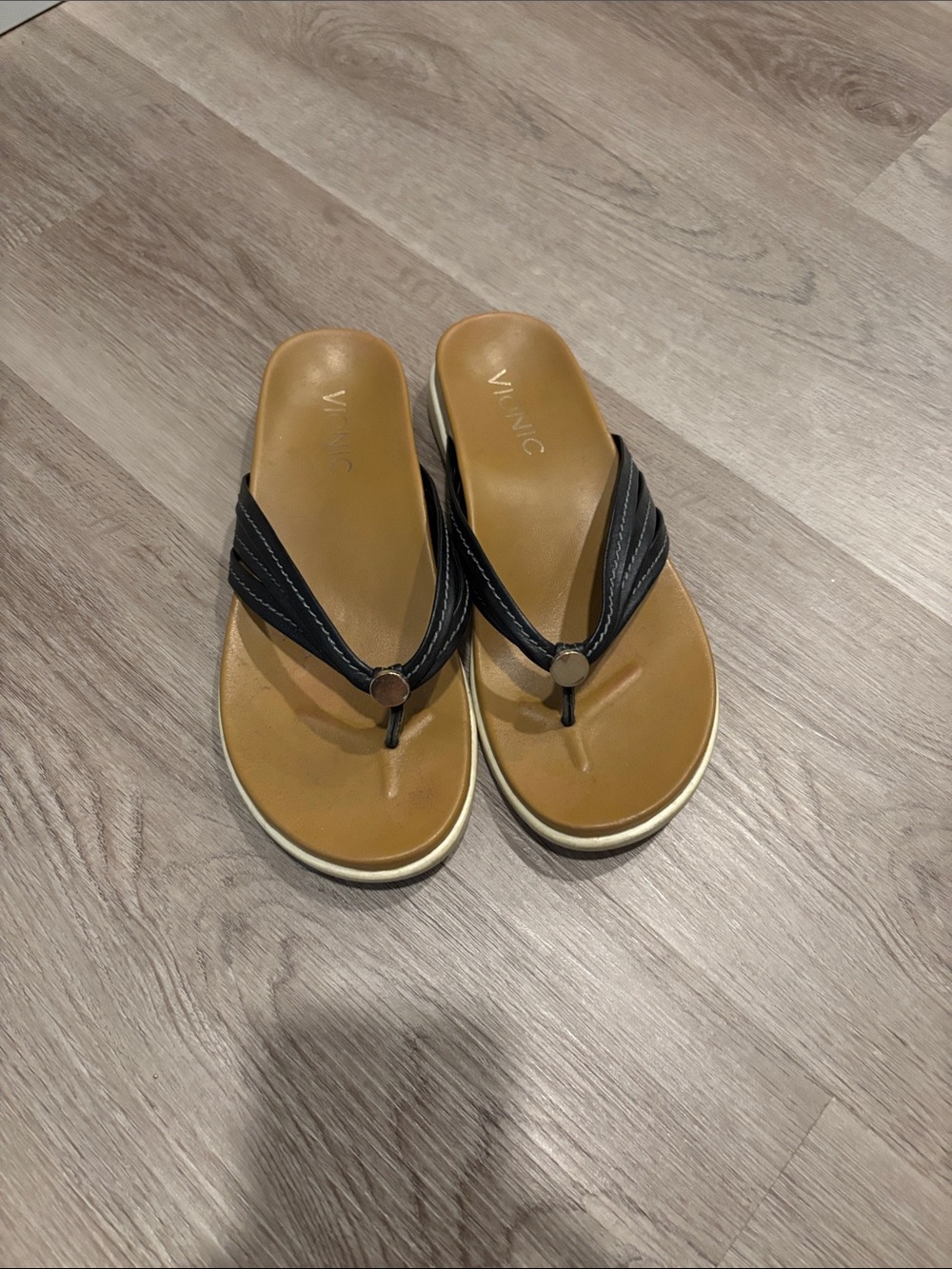 Vionic 6 Two-Tone Tan Footbed Thong Sandals with Black Straps